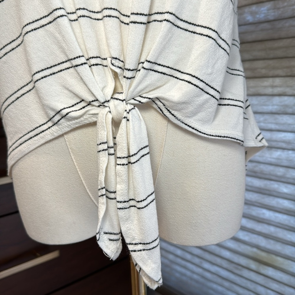 Woman's Final Touch Tie Front Cream & Black Short Sleeve Shirt. Size Small - Picture 3 of 8